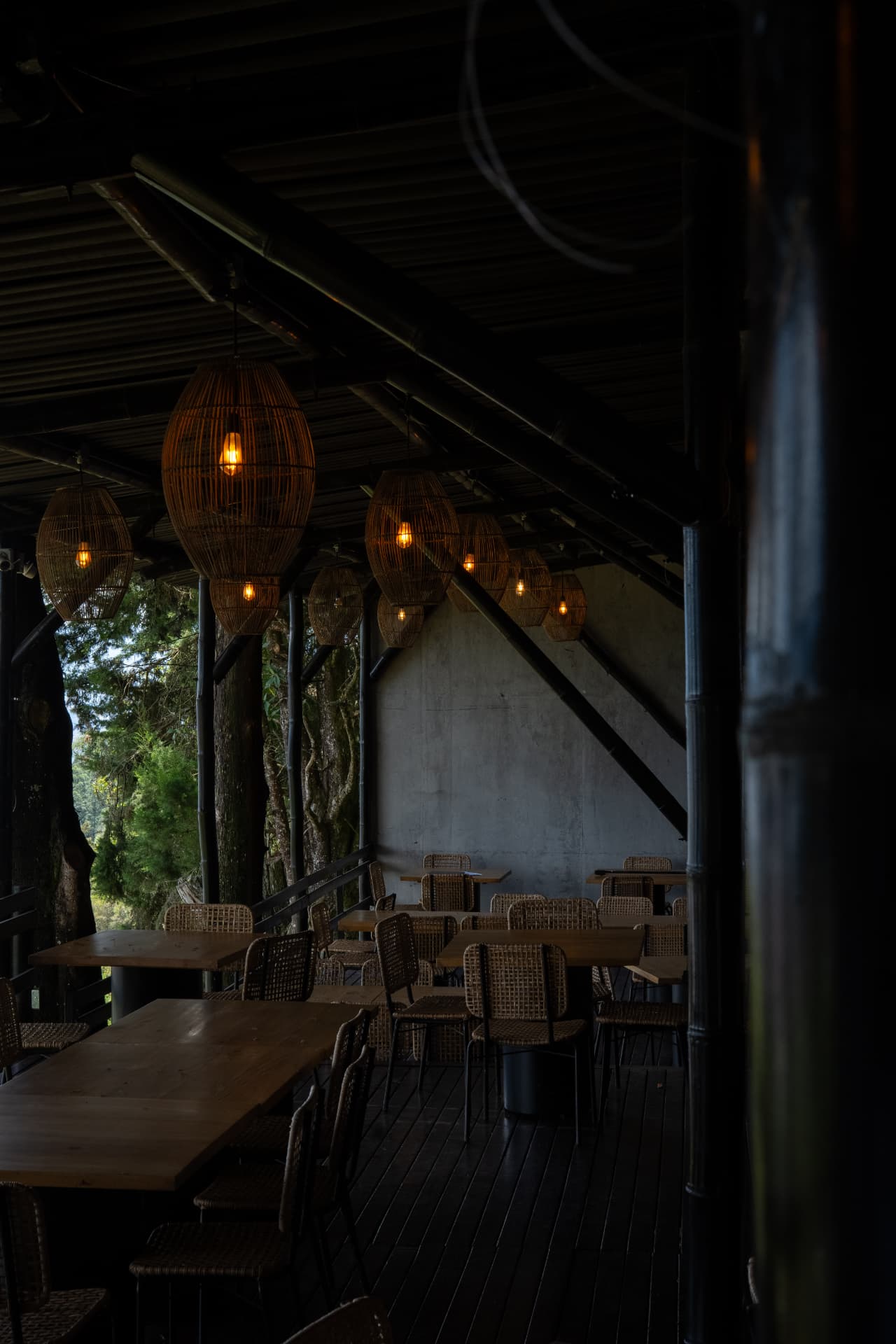 Salón campestre de Ocazo con mesas y lámparas de mimbre