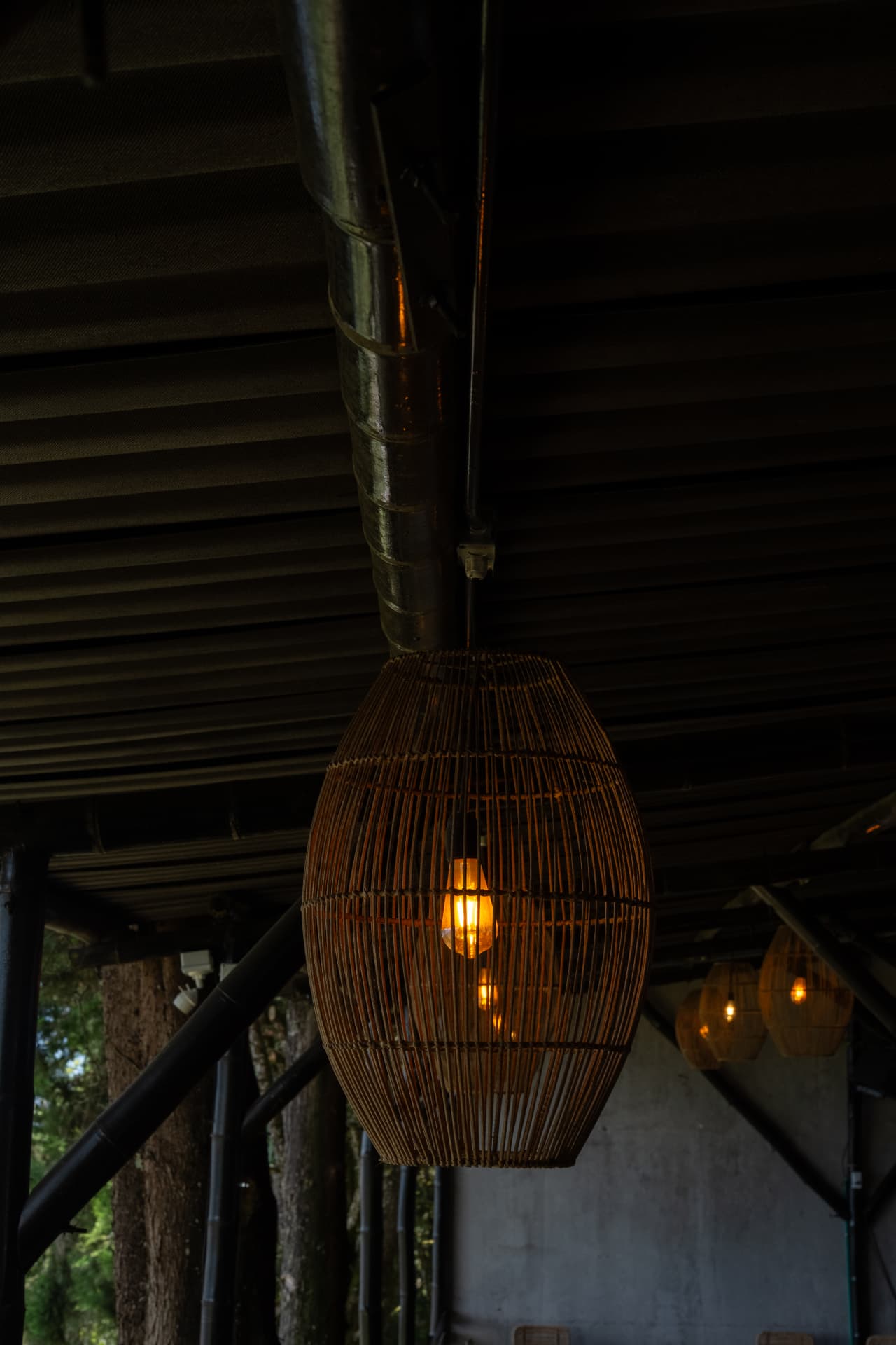 Lámpara artesanal en la terraza de Ocazo