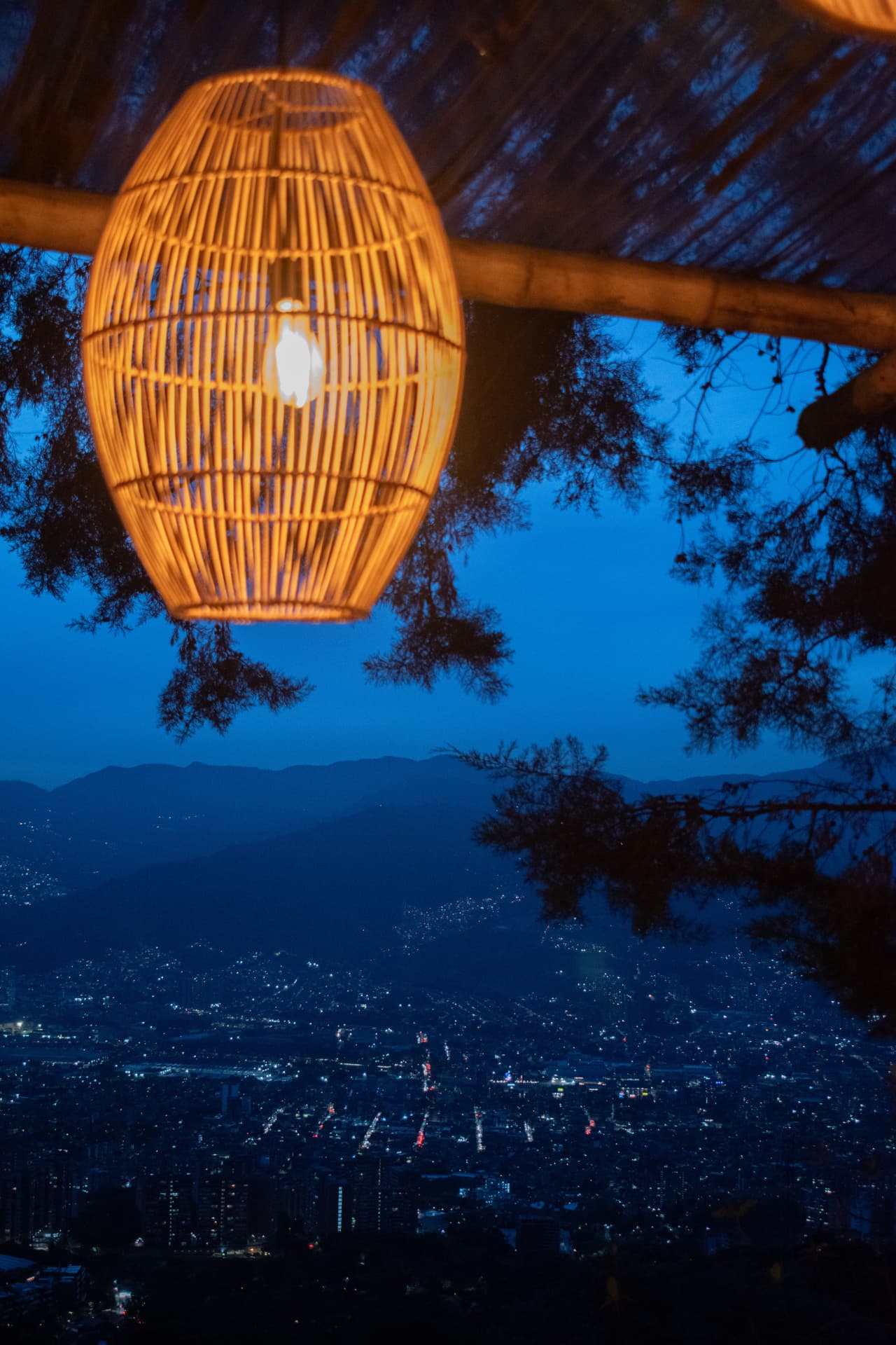 Medellín de noche visto desde Ocazo